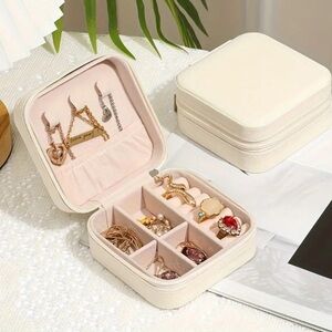 NEW WHITE TRAVEL JEWELRY CASE
